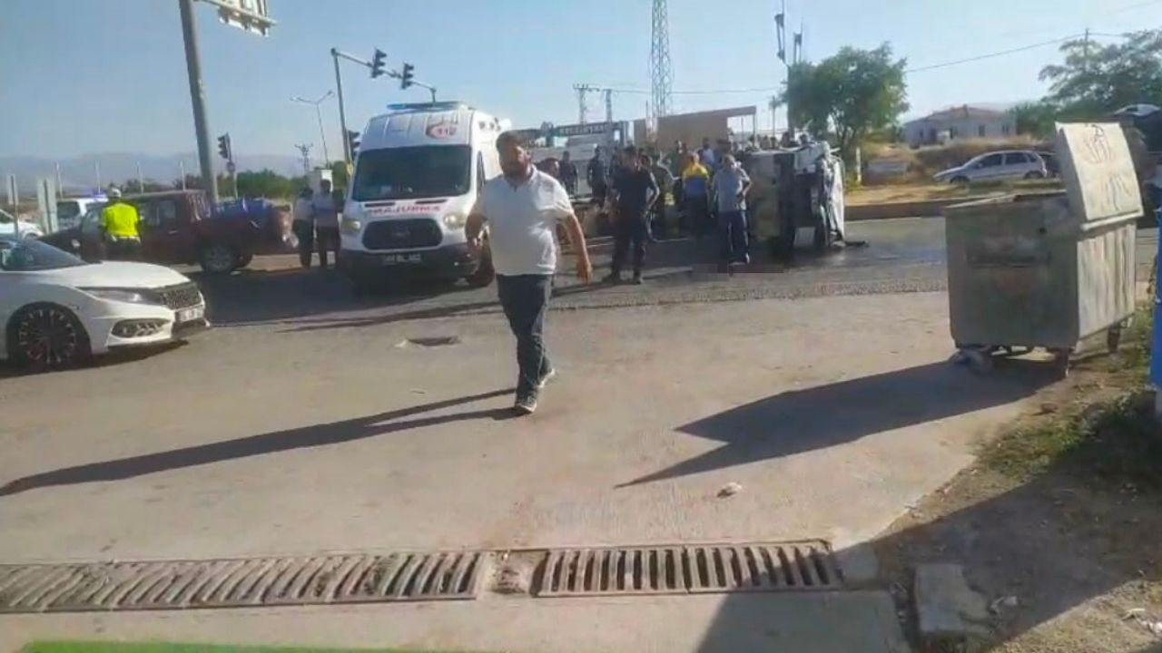 Malatya’da Akaryakıt Istasyonundan Çıkan Pikap Otomobille Çarpıştı (2) Malatyahaber