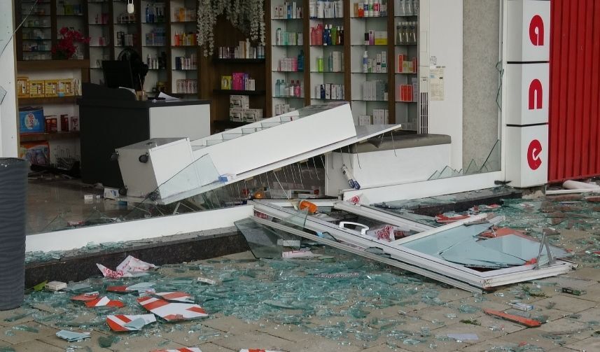 Malatya’da Bir Anda Bastırdı! Ağaçlar Devrildi, Camlar Kırıldı (1)