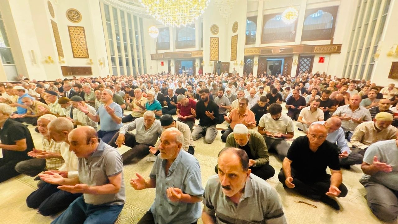 Malatya’da Mevlid Kandili Idrak Edildi Vatandaşlar Kernek Karagözlüler Camii’ne Akın Etti (1) Malatyahaber