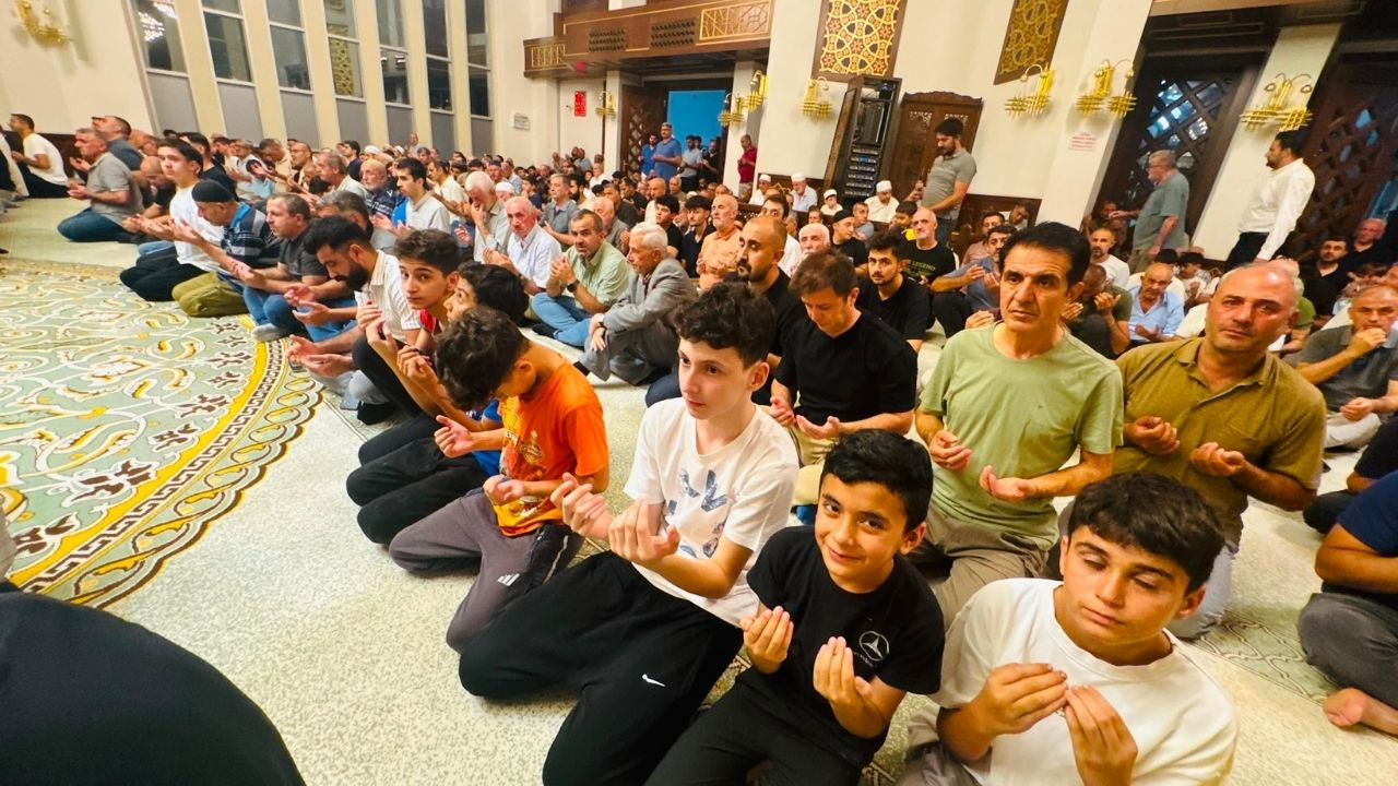 Malatya’da Mevlid Kandili Idrak Edildi Vatandaşlar Kernek Karagözlüler Camii’ne Akın Etti (2) Malatyahaber