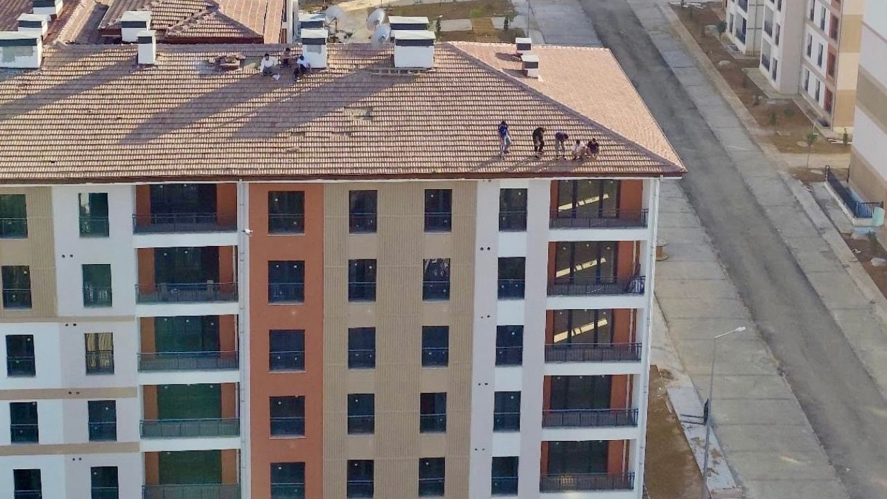Malatya’da Toki̇ Inşaatında Ücret Eylemi 8 Işçi Çatıya Çıktı (1) Malatyahaber