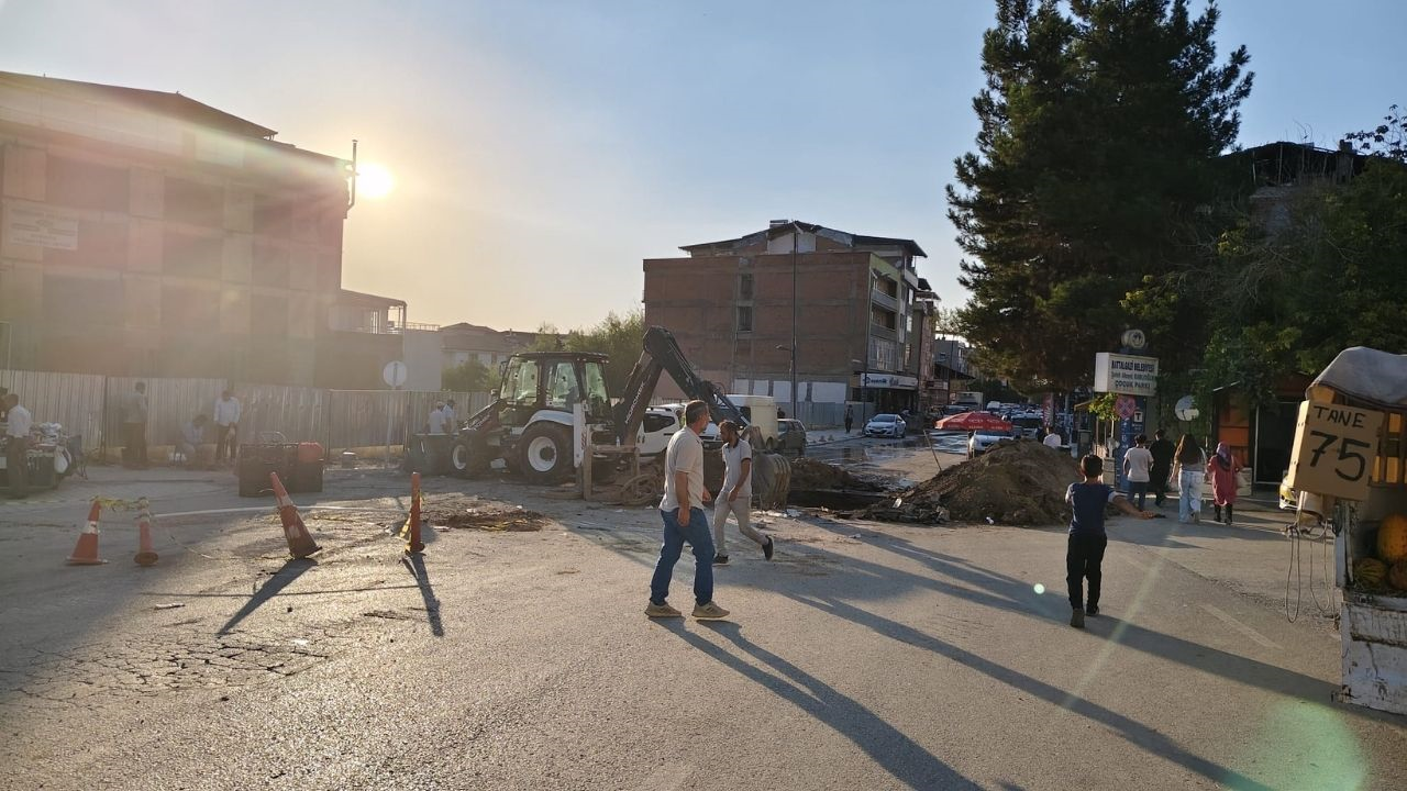 Taştepe Yolu Üzerindeki Dev Çukur Trafiği Kilitledi (1) Malatyahaber