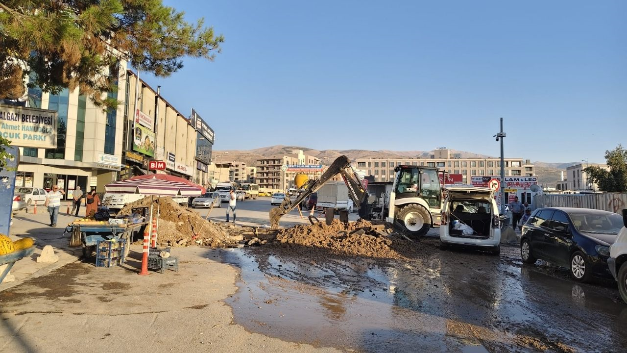 Taştepe Yolu Üzerindeki Dev Çukur Trafiği Kilitledi (2) Malatyahaber