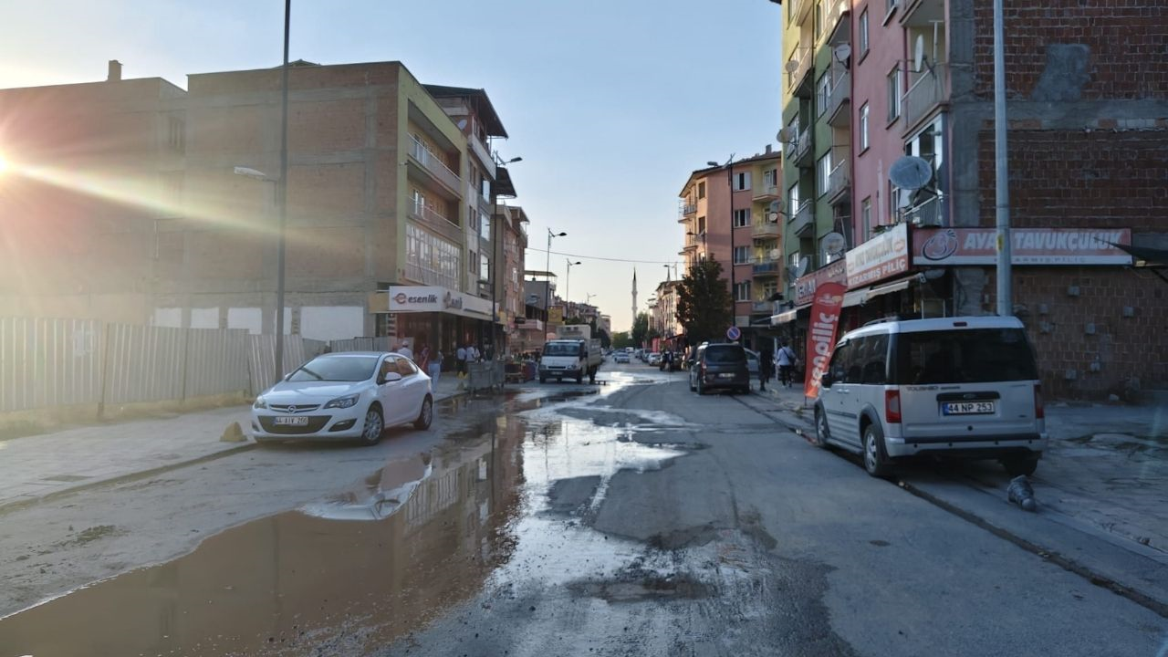 Taştepe Yolu Üzerindeki Dev Çukur Trafiği Kilitledi (3) Malatyahaber