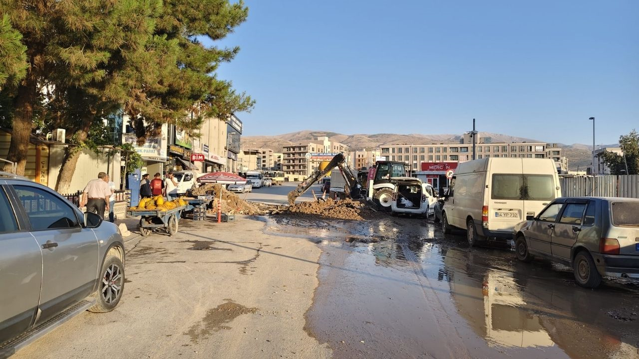 Taştepe Yolu Üzerindeki Dev Çukur Trafiği Kilitledi (4) Malatyahaber