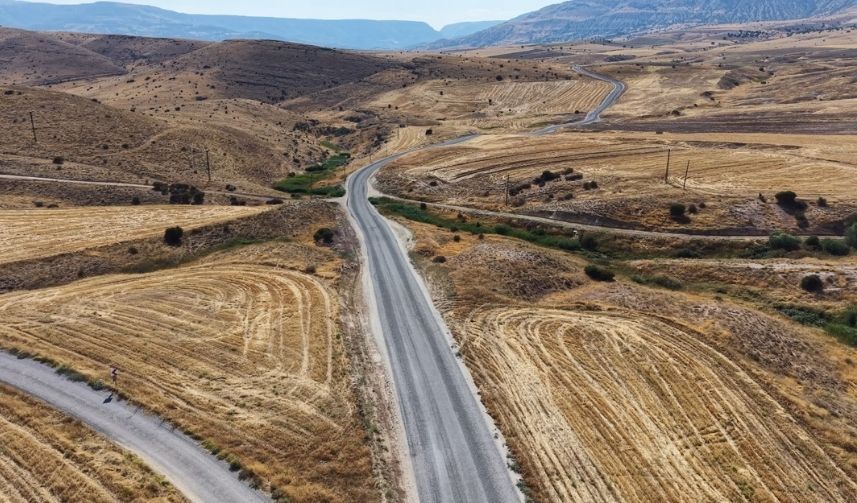 Yazıhan’da Ulaşımı Değiştirecek Hamle 5 Mahalle Ve 25 Mezraya Hizmet Verecek Yol Yenilendi (3)