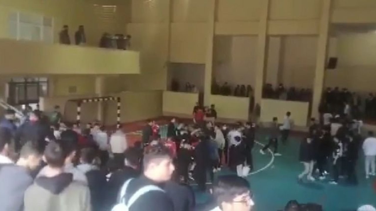 Antalya’da liseler arası futsal maçında tekme tokatlı kavga