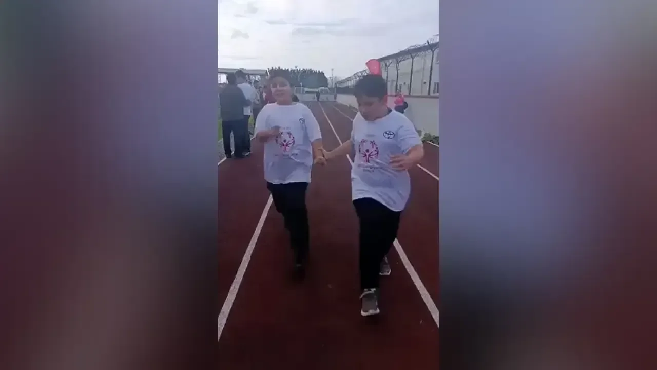 Dayanışmanın en güzel hali: Öğrenciler bitiş çizgisini el ele geçti