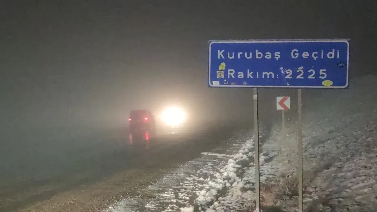 Kurubaş Geçidi’nde kar ve sis sürücülere zor anlar yaşattı