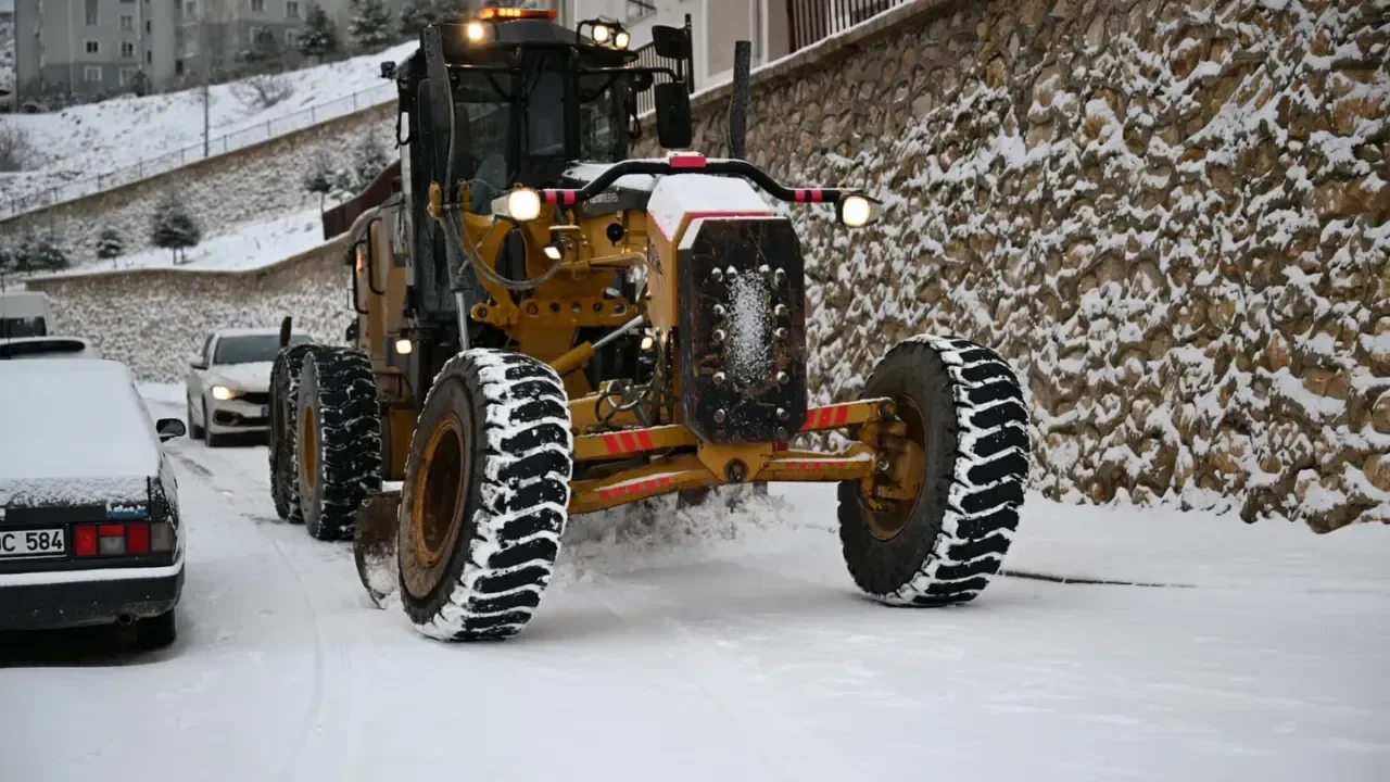 Bitlis’te eğitime 2 gün kar engeli
