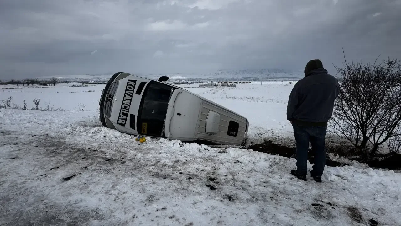 Elazığ’da yolcu minibüsü şarampole devrildi: 9 yaralı