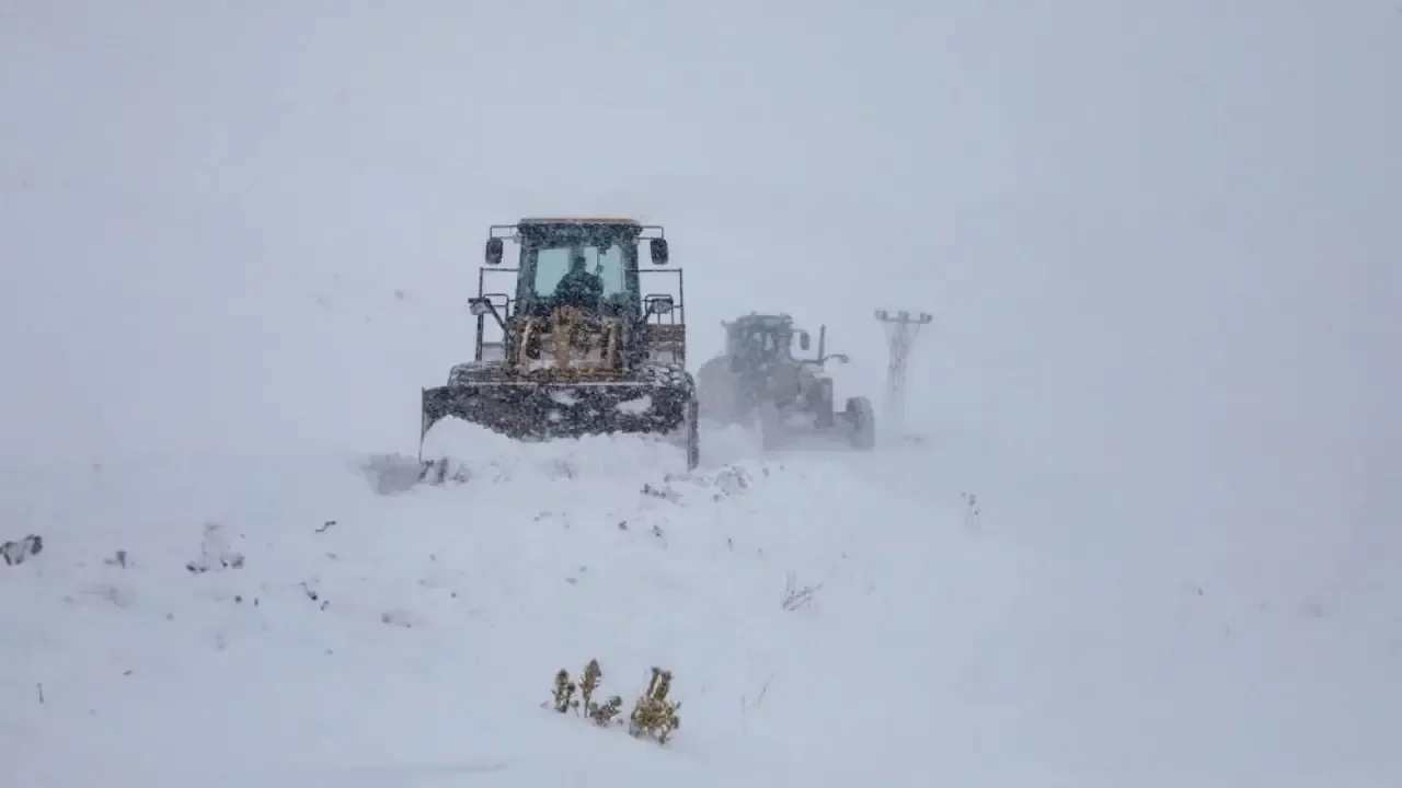 Van’da kar yağışı nedeniyle 671 yerleşim yerinin yolu kapandı