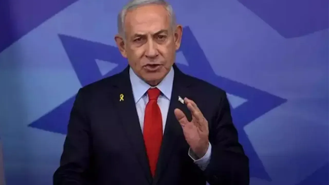 Netanyahu cebinden o kağıdı çıkardı, kameralara gösterdi: "İki kişiyi listeden sildik"