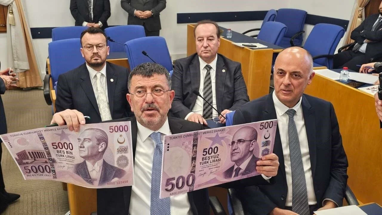 Veli Ağbaba’dan Mecliste 5 bin TL’lik banknotlu protesto!