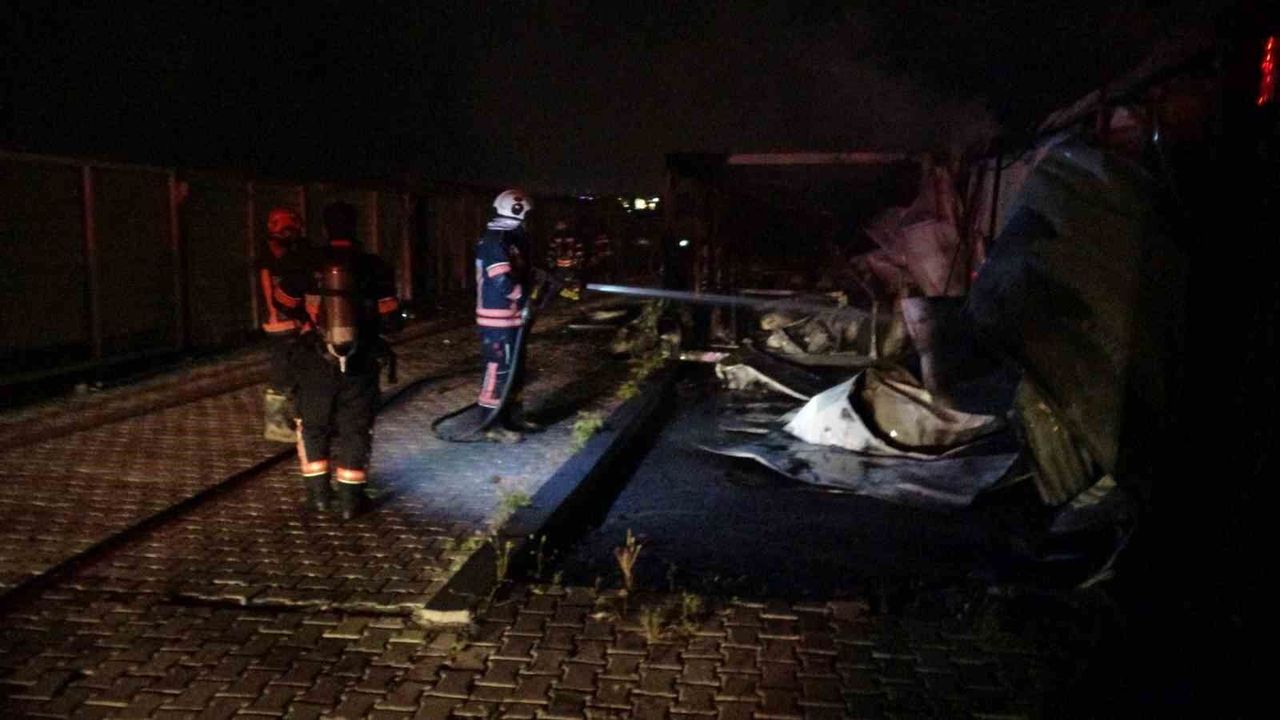 Malatya'da gece yarısı yangını: Konteynerler kül o