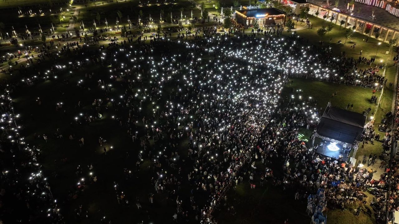 Malatya’da telefon ışıkları parkı aydınlattı: Celal Karatüre