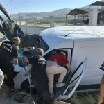Freni boşalan hafif ticari araç hurdaya döndü: Sürücü yaralandı
