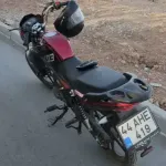 Motosiklet refüje çarptı, ardından otobüse vurdu: 1 yaralı