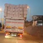 Aşırı yüklü kamyonet trafiği tehlikeye attı