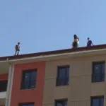 Malatya’da TOKİ inşaatında ücret eylemi: 8 işçi çatıya çıktı
