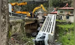 Adana’da kamyon köprüden düştü: Sürücü hafif yaralandı