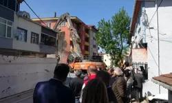 Depremde hasar gören 5 katlı bina kontrollü şekilde yıkıldı