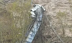 Malatya’dan giden TIR, uçurumda havada asılı kaldı