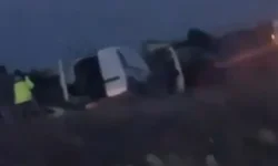 İki araç kafa kafaya çarpıştı: 1 ölü, 2 yaralı