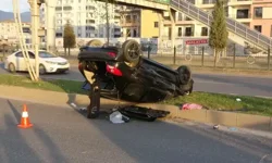 Malatya'da otomobil refüje çarpıp ters döndü