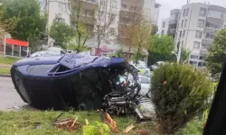 Çöşnük’te refüje çarpan otomobil hurdaya döndü