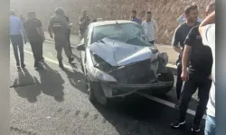 Midyat’ta otomobil ile traktör çarpıştı: 3 yaralı
