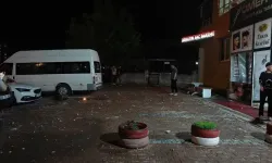 Apartmanın çatısına yıldırım düştü, aşağıdaki araçlar zarar gördü