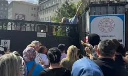 YKS’ye 1 dakika geç kalan gençler duvardan atlayarak sınava girmeye çalıştı
