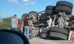 Pütürge yolunda kamyon elektrik direğine çarpıp devrildi