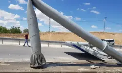 Kontrolden çıkan hafriyat kamyonu yön tabelasını ikiye katladı