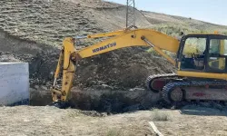 Sivas-Malatya yolunda toprak kaydı, 2 işçi göçük altında kaldı