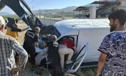 Freni boşalan hafif ticari araç hurdaya döndü: Sürücü yaralandı