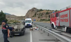 Seyir halindeyken lastiği kopan otomobil takla attı