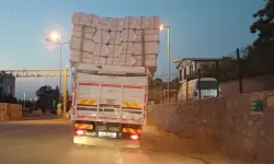 Aşırı yüklü kamyonet trafiği tehlikeye attı