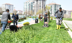 Yeşilyurt’ta park ve yeşil alanlarda yaz hazırlıkları devam ediyor