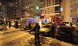 5 katlı apartmanda yangın! Yanan malzemeyi dışarı attılar