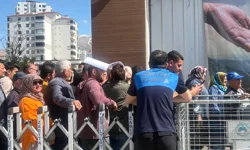 Çiftçi güneşte yandı, protokol gölgede rahatladı