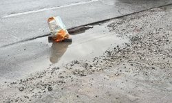 Mıcırla geçiştirilen yol yıkıyor | Çilesi 2 aydır sürüyor!