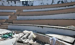 Alkış seslerinin yerini çöpler mi alacak! Amfi Tiyatro kaderine terk edildi