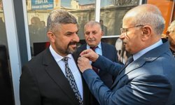 Malatya siyasetinde sürpriz transfer: Rozeti Başkan Er taktı!