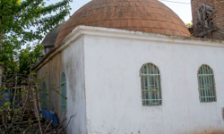 Kellesini koltuğunun altına alıp yürüyen Malatyalı! Kim bu uç beyi?