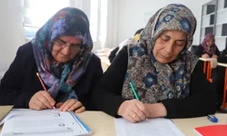 Karnesini okuyamadıkları çocuklarının gururu oldular!