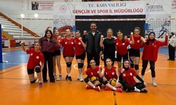 Kars’ta Malatya Rüzgarı! 44 Ruhu Esti, Filenin Kraliçeleri Kupayı Söküp Aldı