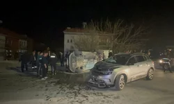 Kavşakta can pazarı: 4 kişi yaralandı, araçlar hurdaya döndü