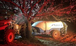 Kayısı bahçesinde feci kaza: Traktör ile ağaç arasında kaldı